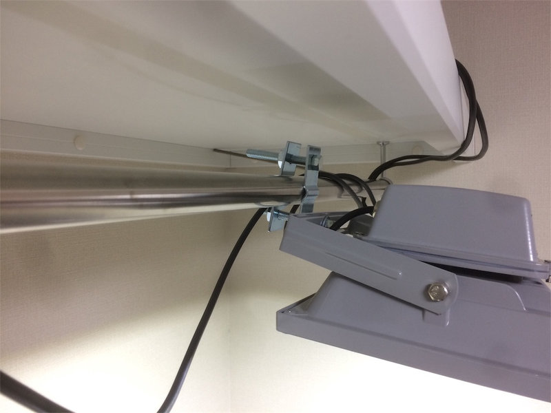 LED投光器をパイプ固定するために使用した金具