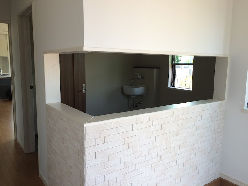 水槽を鑑賞する為に壁に穴を空けた様子