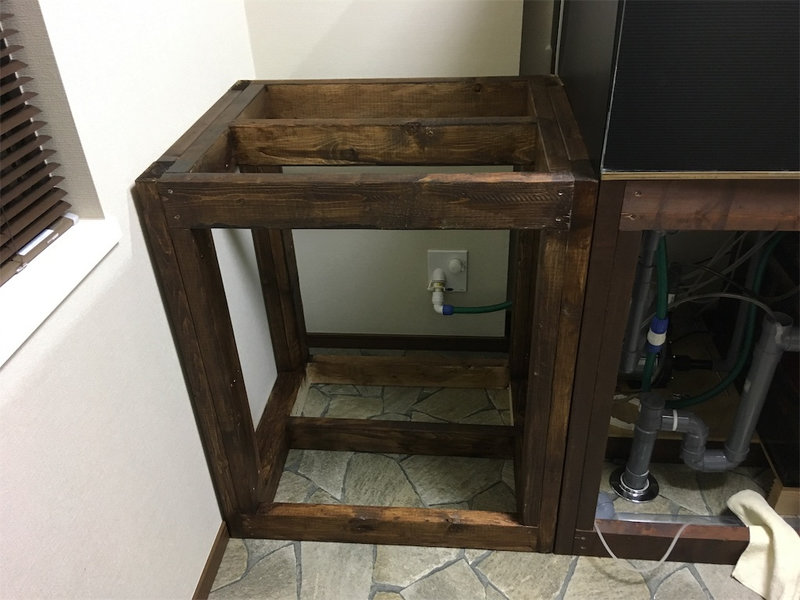 水槽を設置する前に設置位置へ仮置きした自作水槽台
