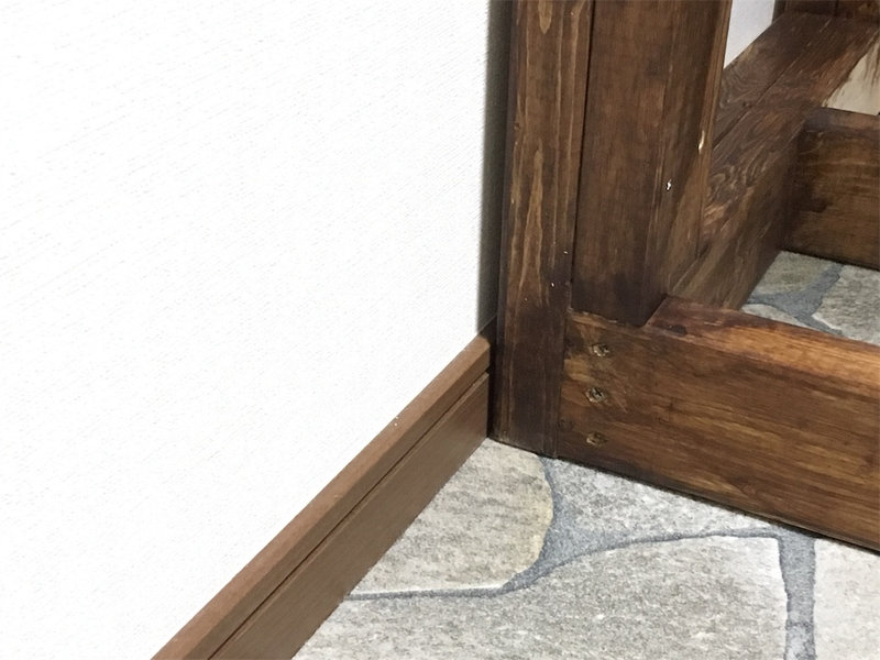 壁との隙間がほぼ無いぴったり寸法で設計した水槽台の設置状態