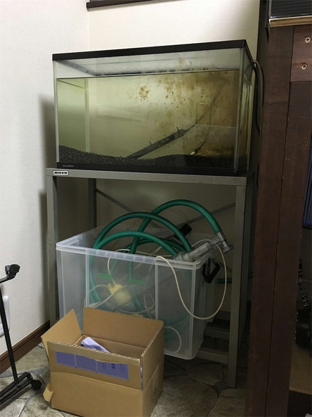 水槽台を設置予定しているスペースの寸法確認を行った状態