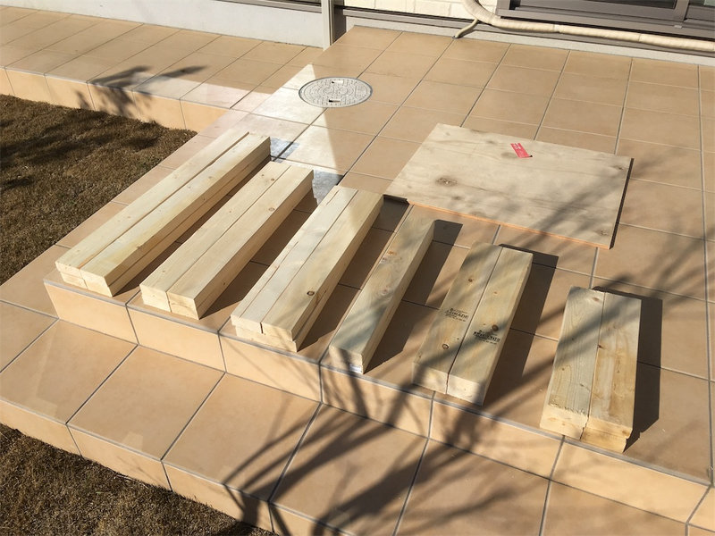 ホームセンターで寸法指定してカットしてもらった2×4材