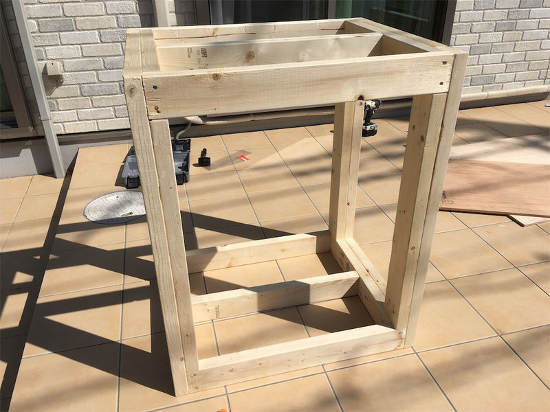 2×4材で組み立てた塗装前の水槽台フレーム