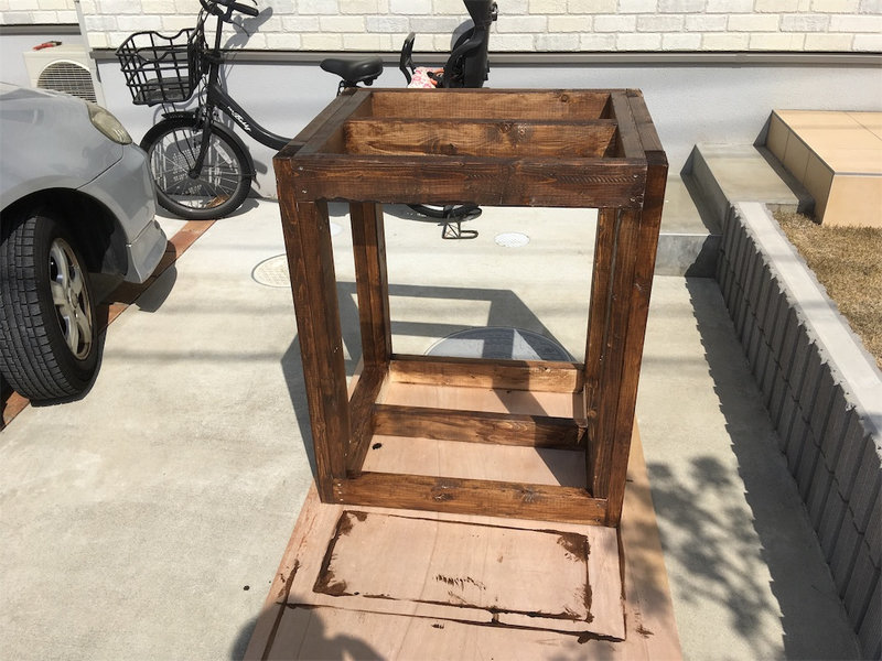 組み立てと塗装が完了した2×4水槽台の全体像