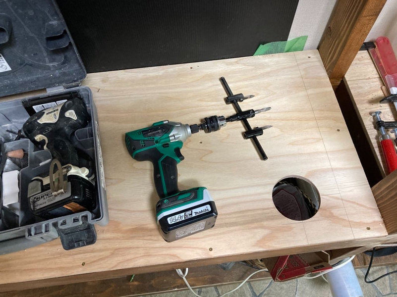 自在錐を使用して天板にオーバーフロー用の穴を空けている様子