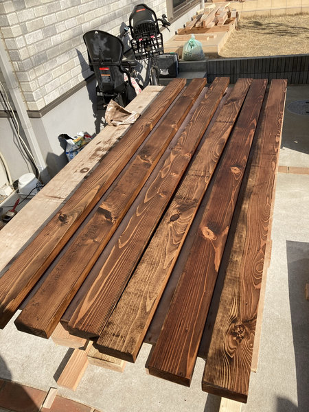 ワトコオイルのダークウォルナット色を木材に塗った様子