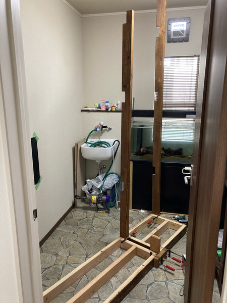 大型水槽台を組み立てている様子