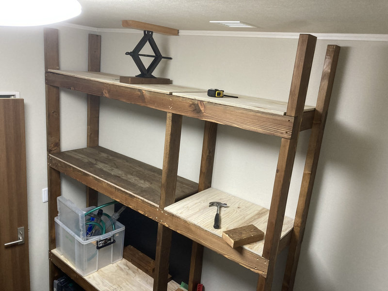 水槽台の転倒防止にジャッキで固定している様子