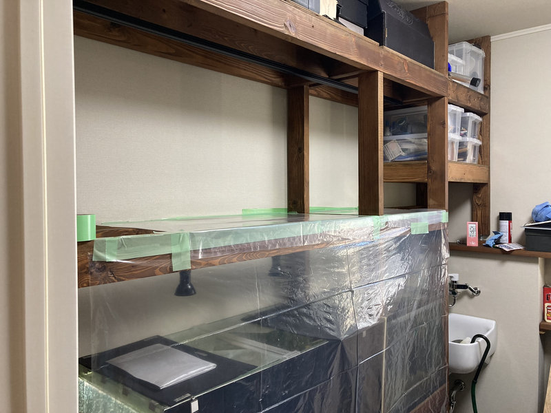 水槽台を加工するために養生して切りくずが水槽に入らない様にしている様子