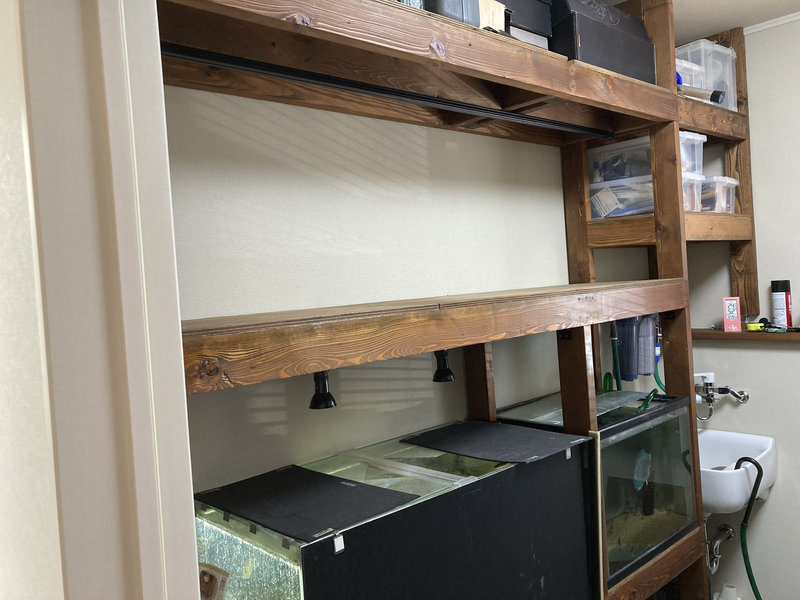 水槽台の加工を行い、水槽を設置できる有効間口を広げた様子