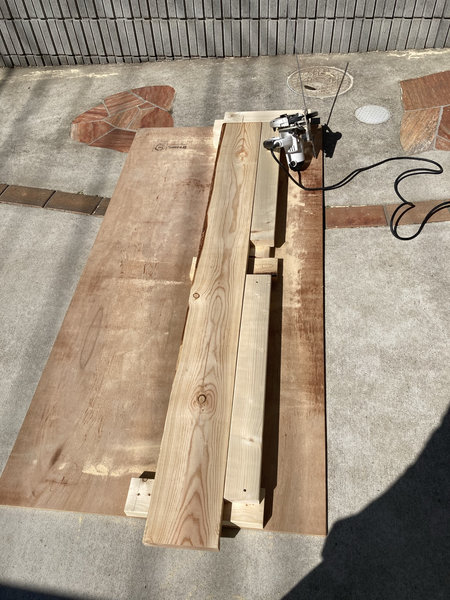 2×8材を縦割りして2×4材を作っている様子