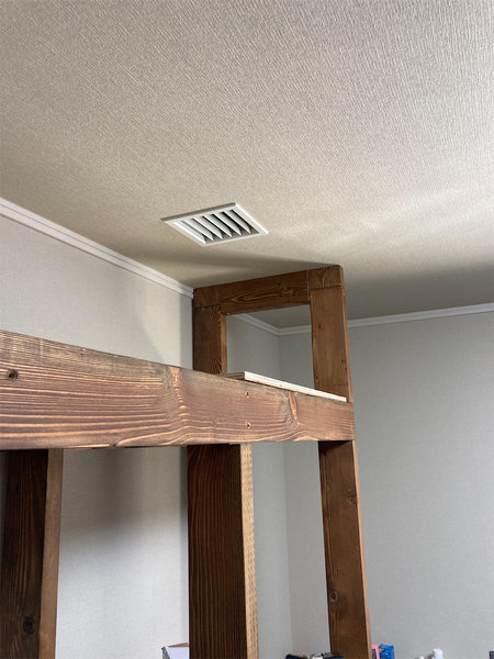 水槽台の転倒防止に天井と密着させている様子