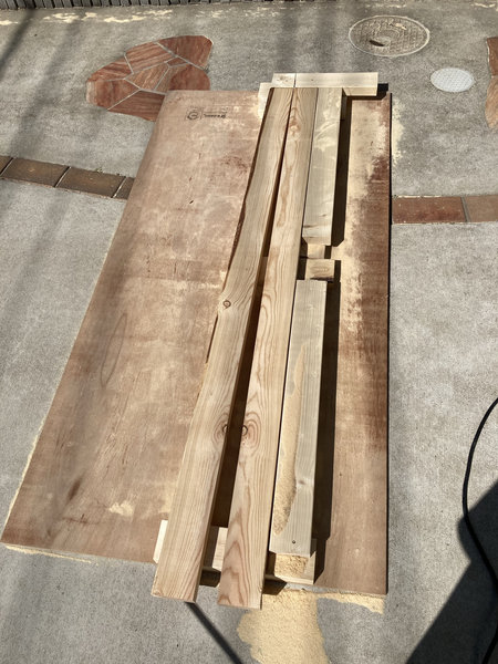 2×8材を縦割りして2×4材を作っている様子②