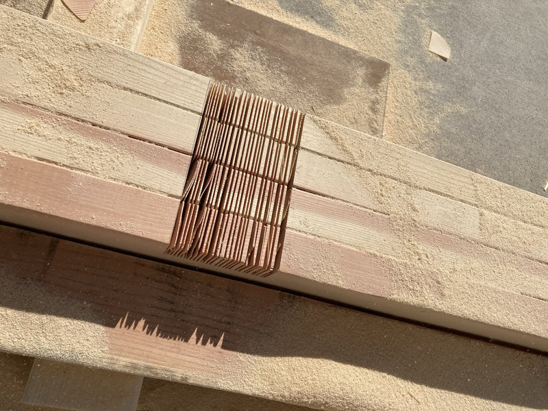 ほぞを掘るために丸ノコで細かく切り込みを入れている様子