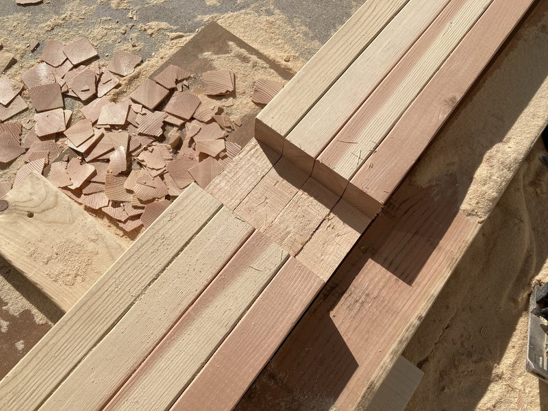 ノミを使用して木材にほぞ加工を行った様子