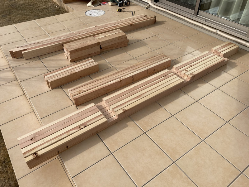 壁一面に設置する大型水槽台の材料の加工が終わった様子