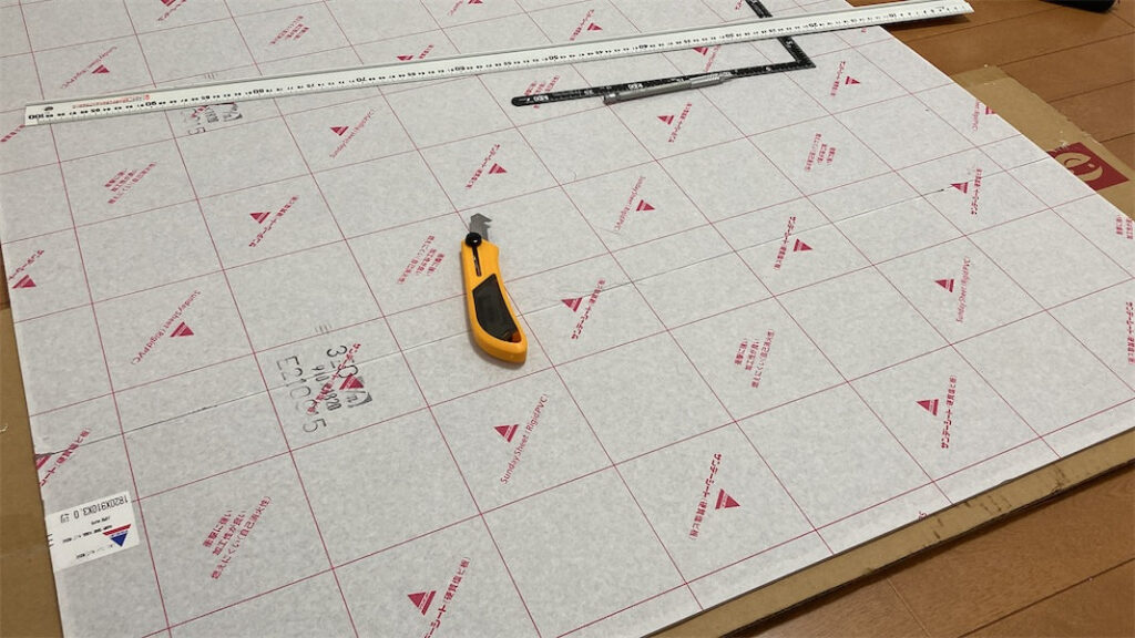 プラスチックカッターを使用し塩ビ板をカットしている様子