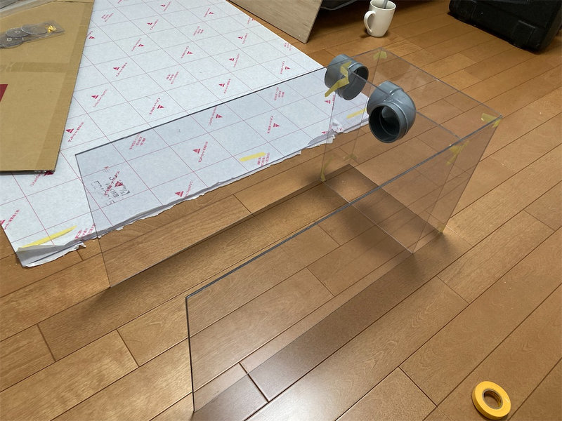塩ビ板に配管用の穴を開けて仮組している様子