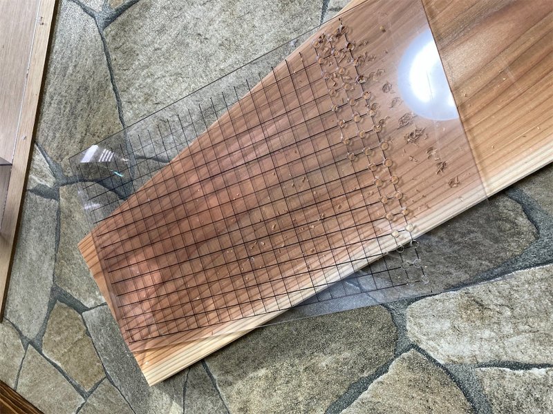 塩ビ板にドリルで穴を開けている様子