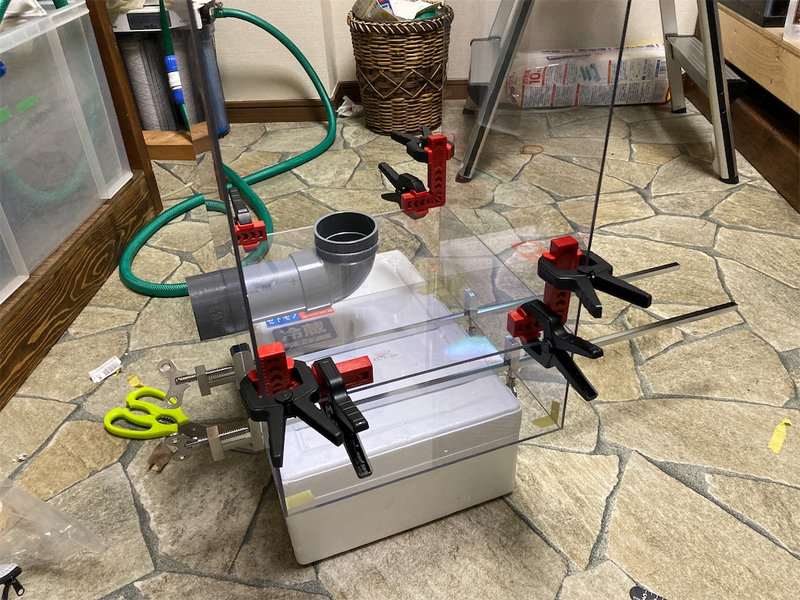 接着のためにコーナークランプやハタガネを使用し固定している様子