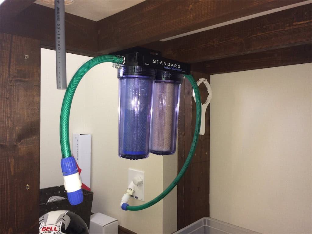 壁にある洗濯機用の水栓へマーフィードの浄水器を接続している様子