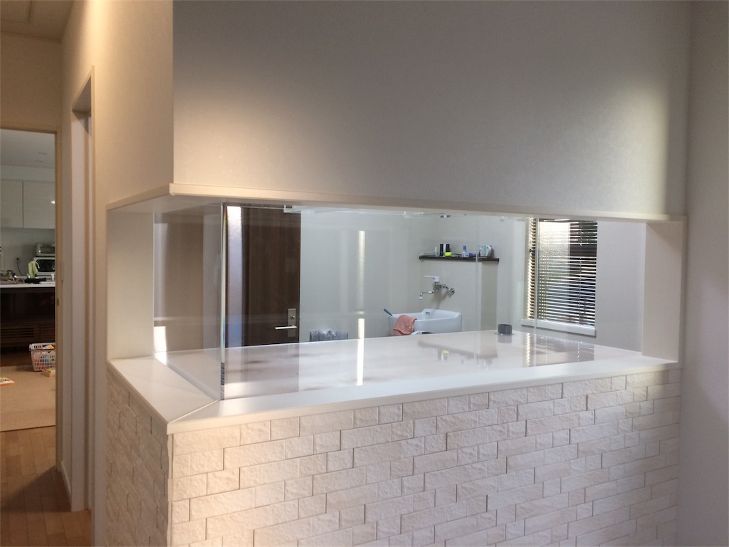 玄関正面に設置された180cm壁くり抜き水槽