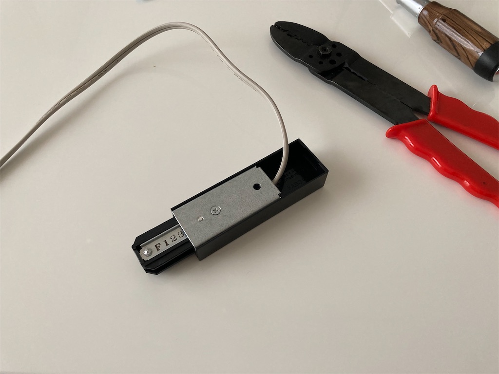 f:id:runx9922:20210607204419j:image ダクトレールのフィードインキャップに配線している作業風景