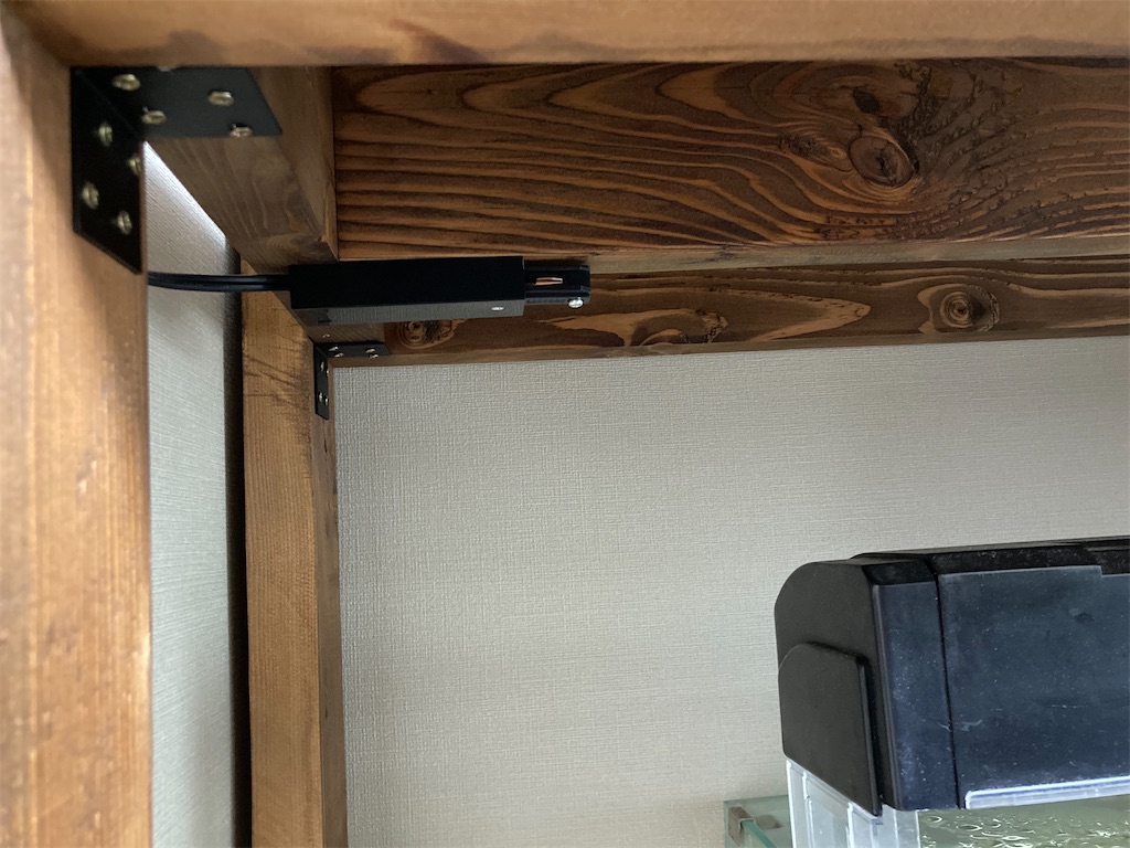 f:id:runx9922:20210607211112j:image ダクトレールのフィードインキャップを水槽台に固定した様子