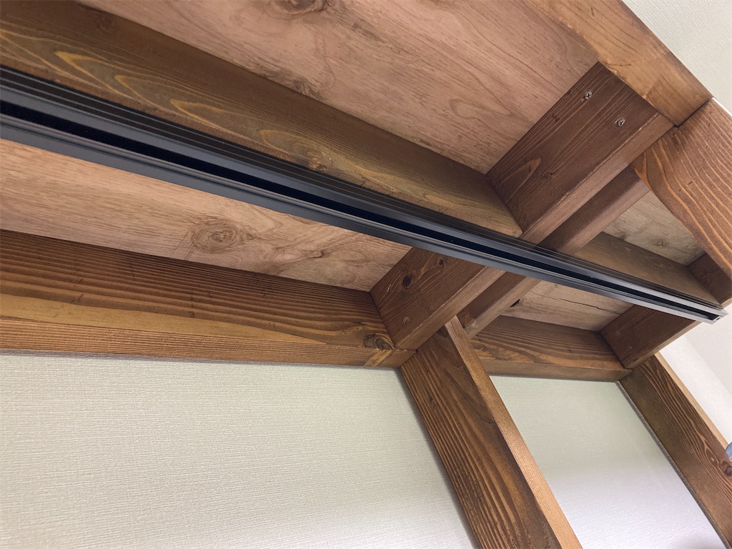 f:id:runx9922:20210607225406j:image ダクトレールを水槽台に固定した様子