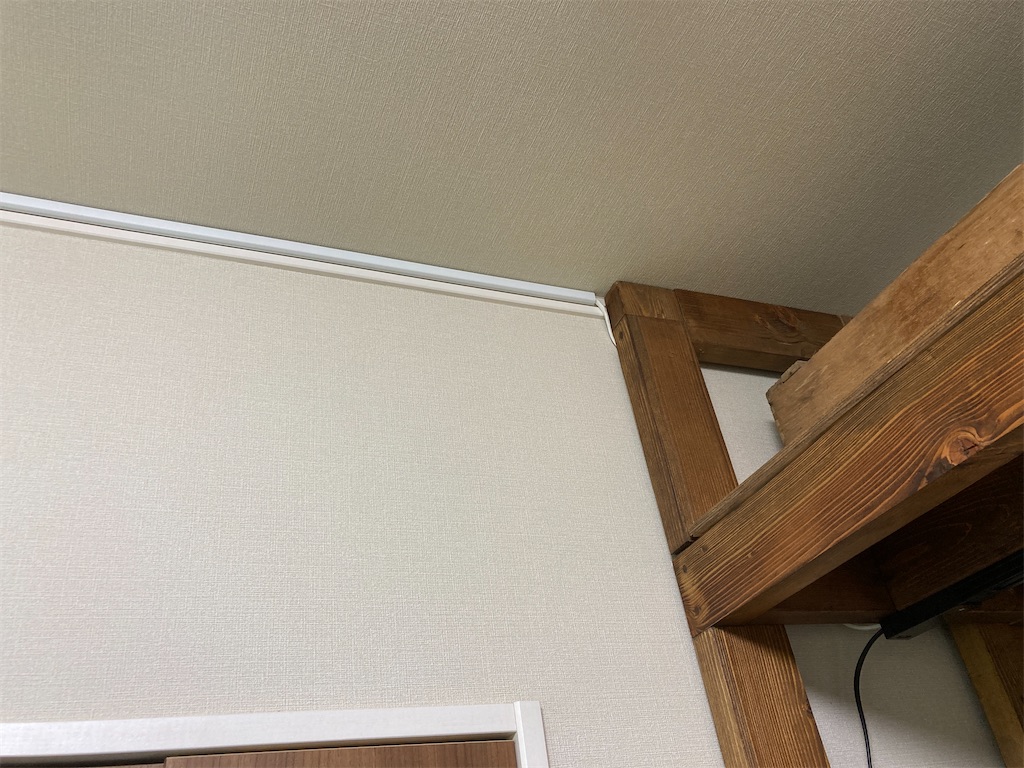 f:id:runx9922:20210607225559j:image 配線を壁沿いに通し配線カバーで目立たなくした状態