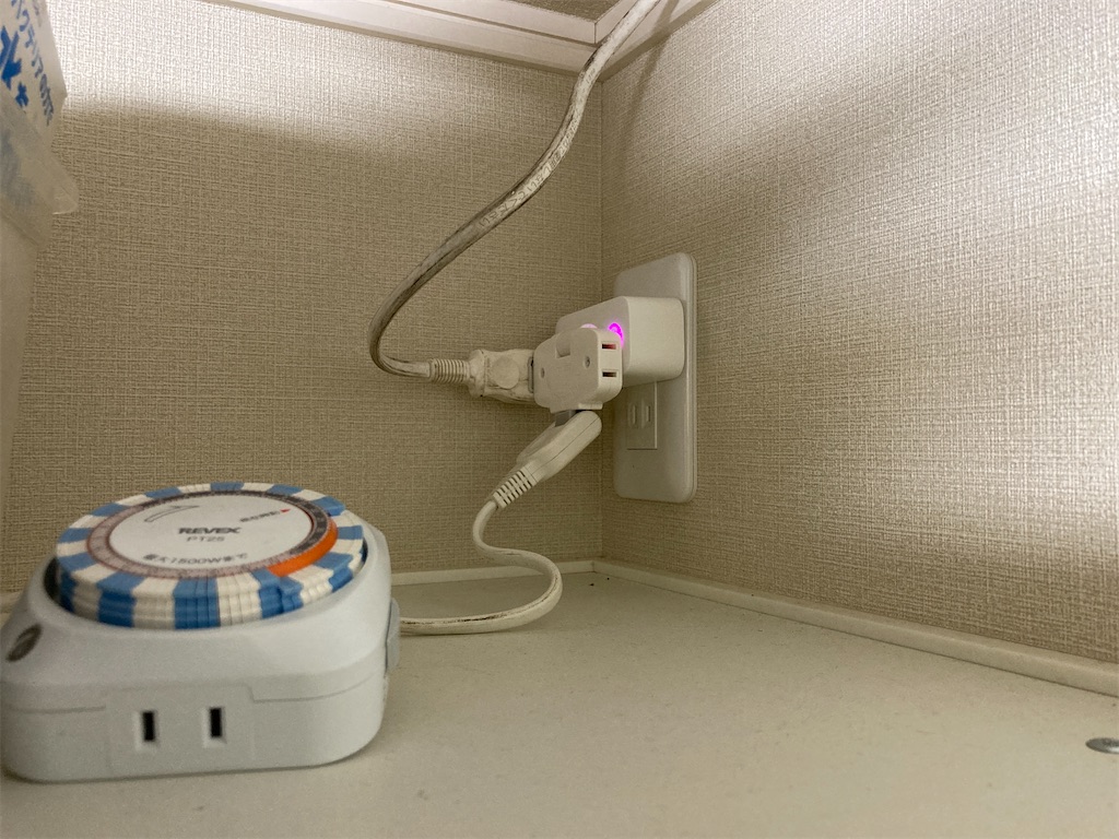 f:id:runx9922:20210607225640j:image スマートプラグに接続された複数の水槽照明用コンセント
