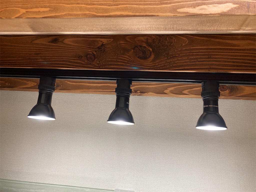 f:id:runx9922:20210607231244j:image 演色性を重視せず価格重視で選んだダクトレール用LED照明