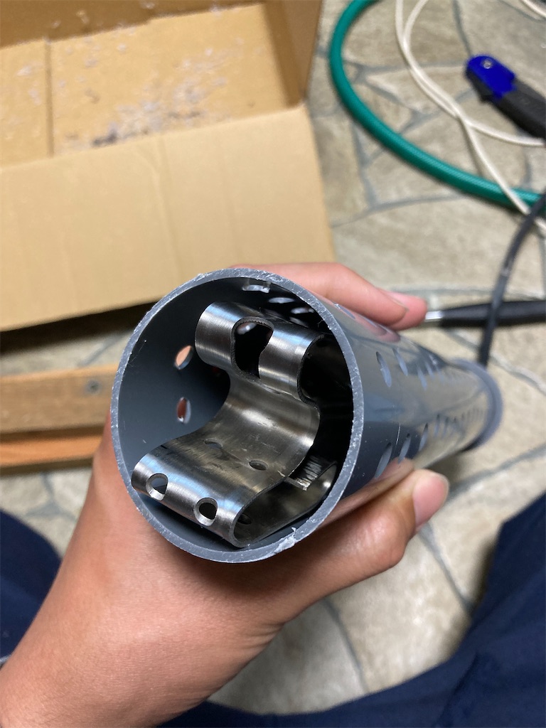 ステンレスステーでヒーター固定