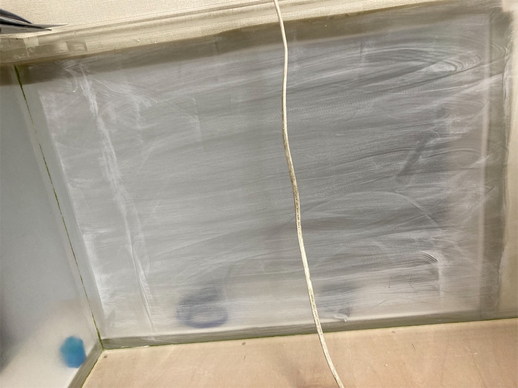 耐水ペーパーを使ってアクリル水槽の内側を研磨している作業風景