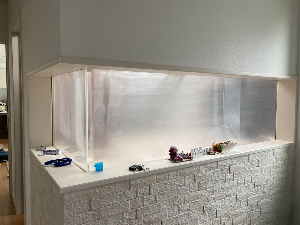 研磨途中で全体が白く曇った状態のアクリル水槽内側