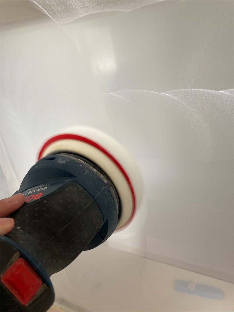 ランダムサンダーとコンパウンドを使ってアクリル水槽を研磨している様子