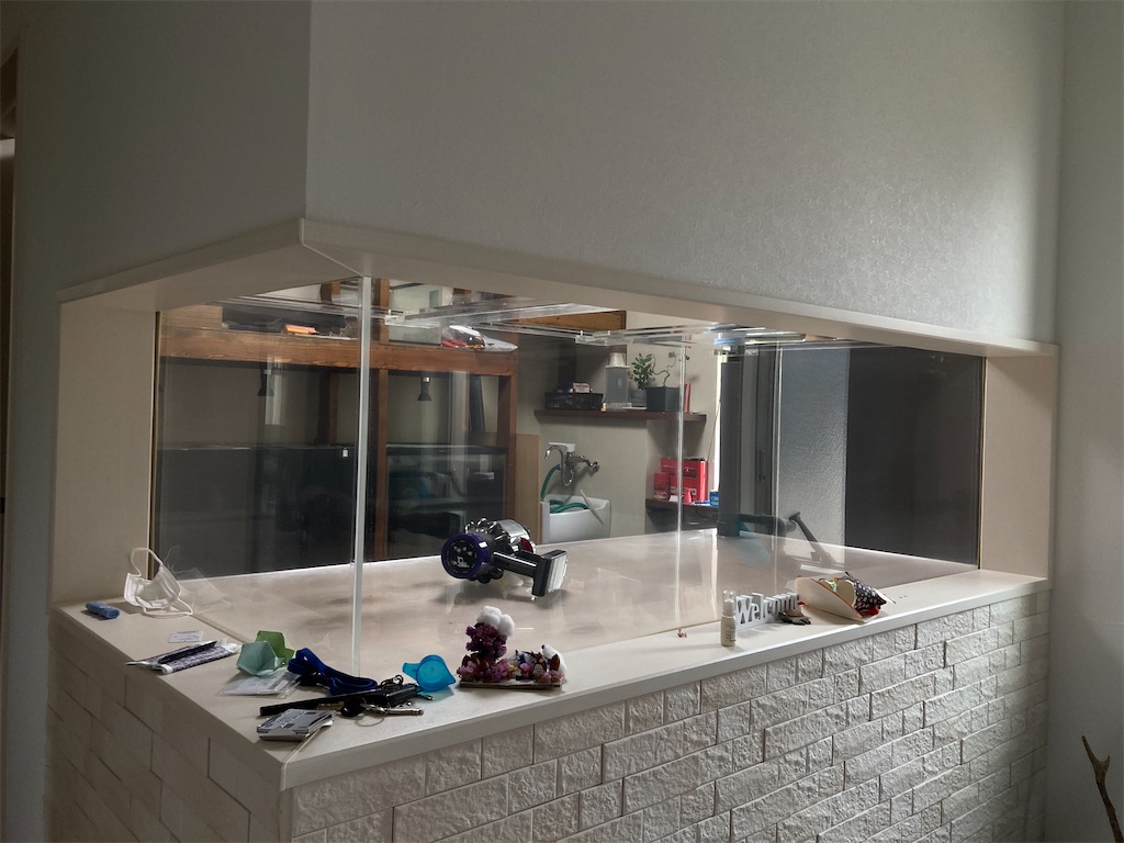 コンパウンド研磨後に透明感が戻り始めたアクリル水槽