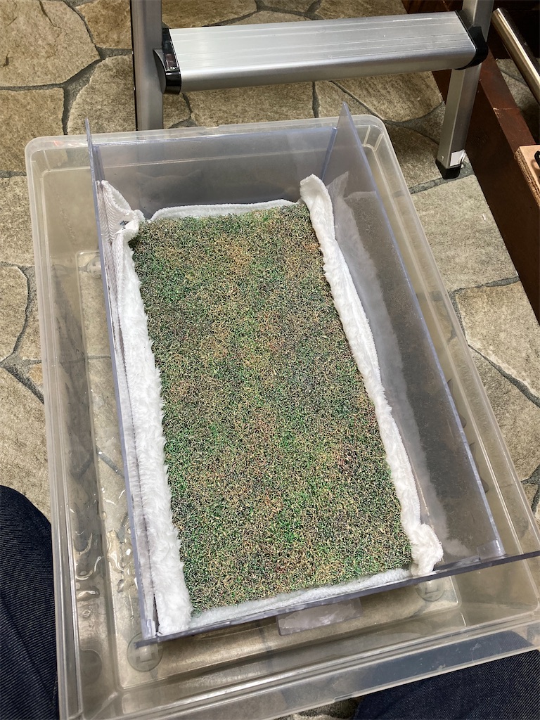 魔毯設置後、落水音防止の為にサランロックを入れた様子