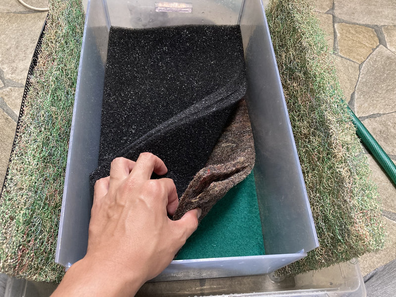 物理濾過用ボックスにろ材を詰めた状態の写真