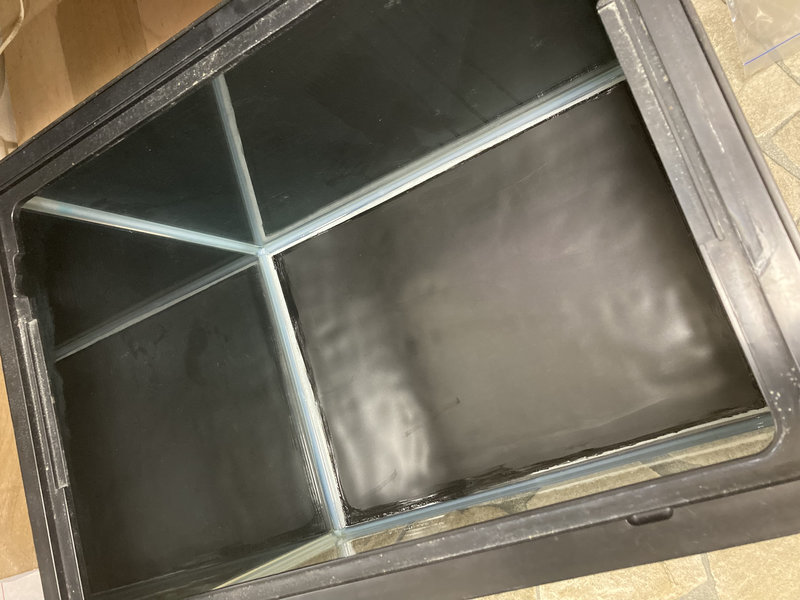 水槽底面へのPPシートの貼り付けが完了し底面ブラックになった様子