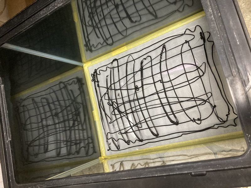 水槽底面にシリコンを塗布している様子