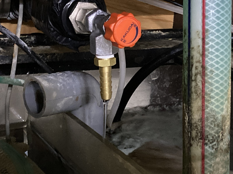 金属製のニードルバルブを使用して流量を調整した様子