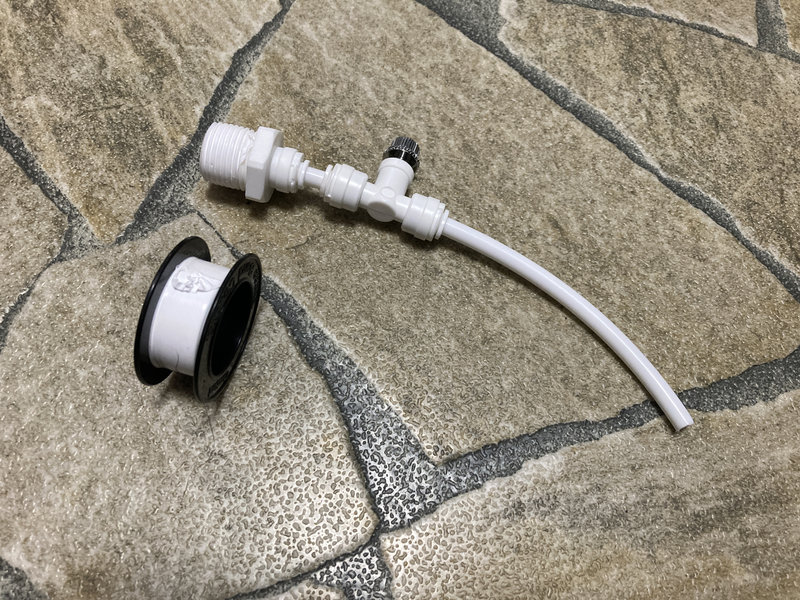 マーフィードのハードチューブ、ニードルバルブ、メールコネクターを組み立てた様子