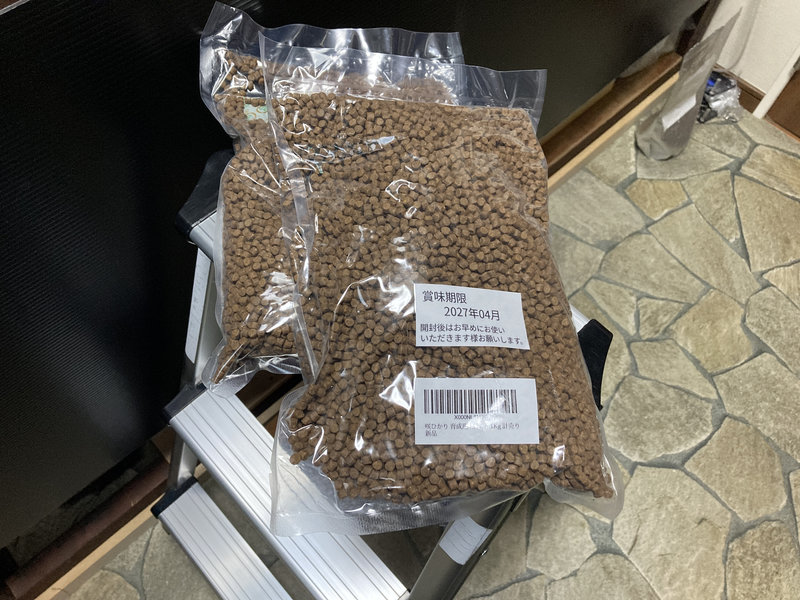 大型ナマズの餌で使用している咲ひかり育成用Mサイズ