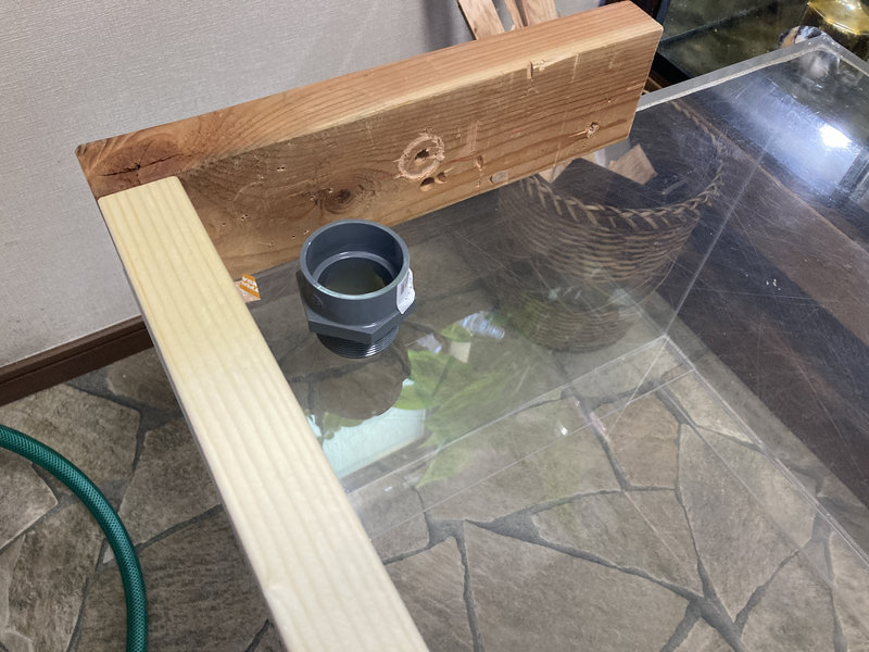 水槽にバルブソケットを当てて穴を空ける場所を確認