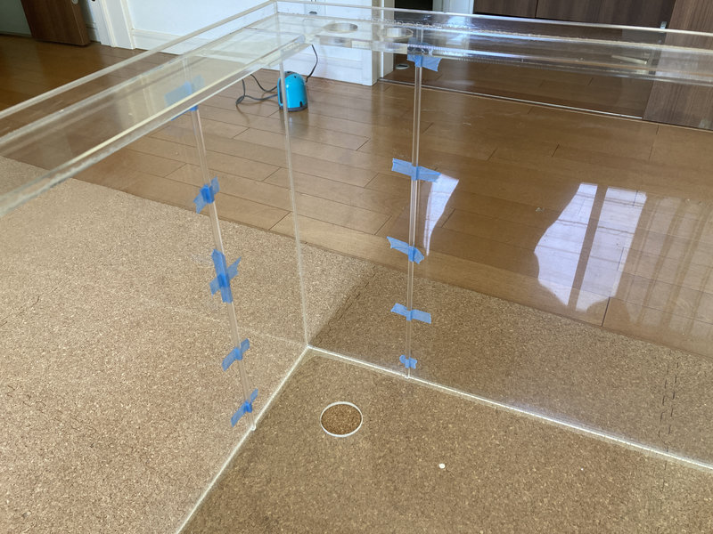 コーナーカバーを固定するためのアクリル棒を仮合わせ